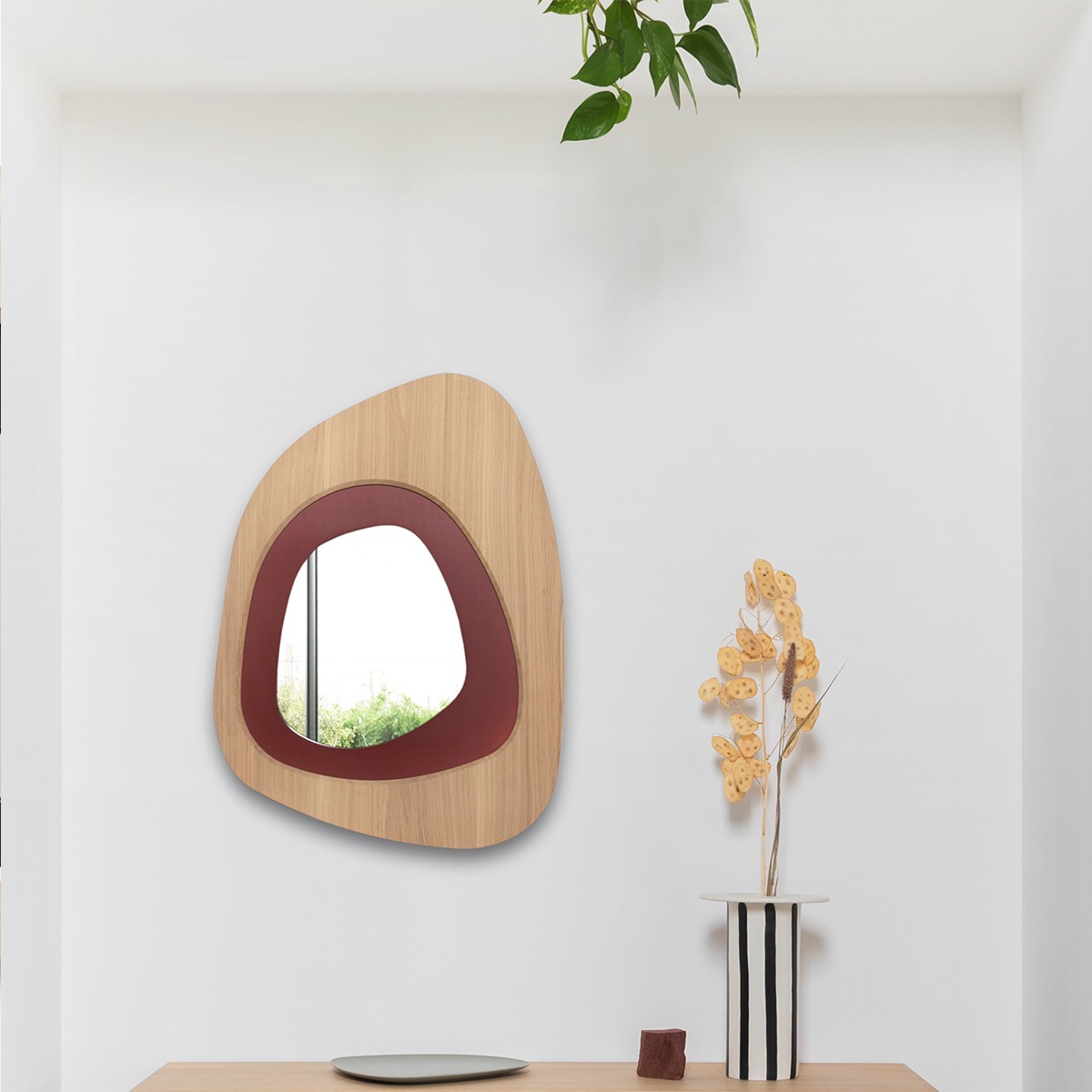 miroir original forme galet rouge idée de décoration intérieure chaleureuse déco minimaliste vase soliflore