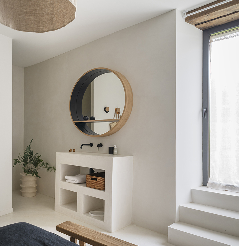 coin salle d'eau semi-ouverte chambre à coucher suite parentale meuble sur-mesure béton brossé miroir-console bois massif