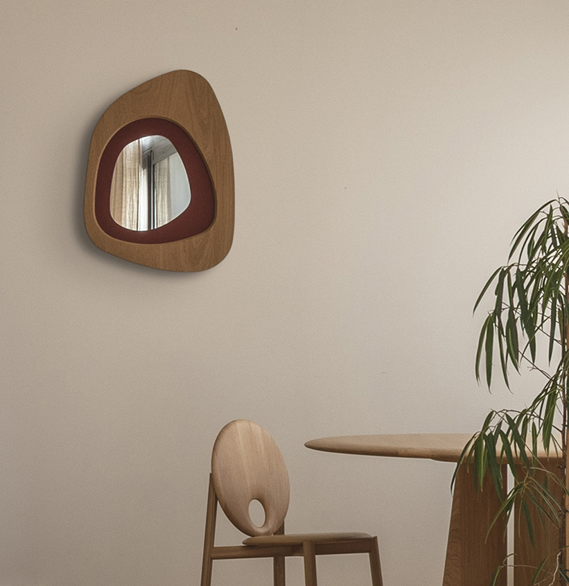 miroir galet organique bois massif miroir original forme galet rouge idée de décoration intérieure chaleureuse déco minimaliste vase soliflore