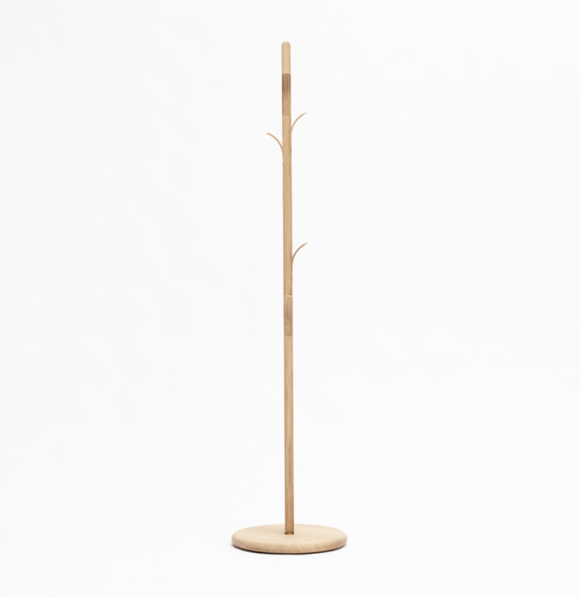 porte-manteau bois clair élancé parfait pour une entrée salle de bain dressing chambre à coucher design fin et longiligne