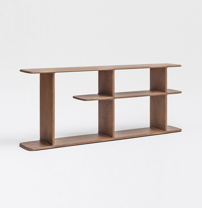 Bibliothèque TÉHÈME Basse chêne massif finition teinte noyer mobilier intemporel étagères arrondies bois naturel